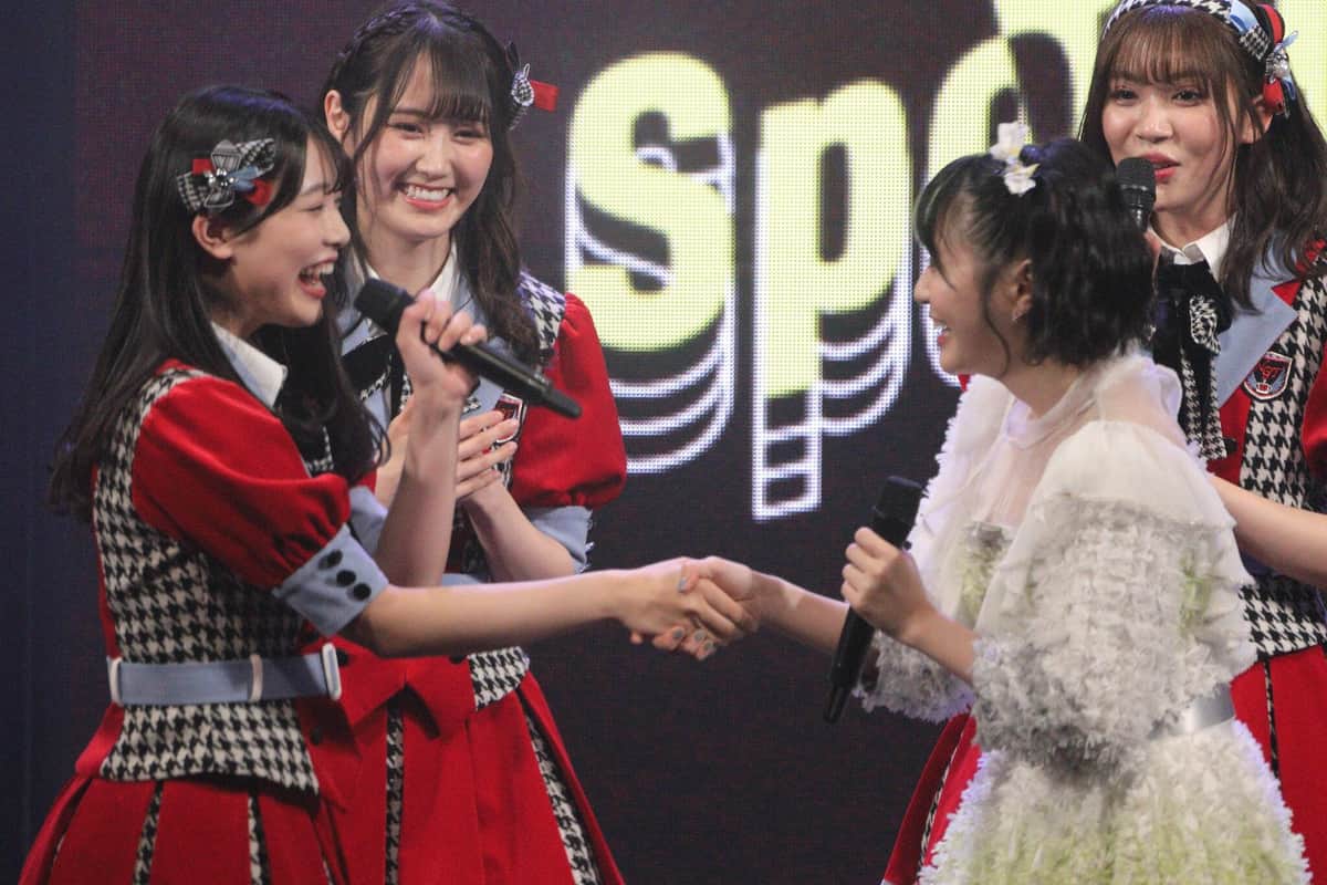 4月8日の神奈川公演では、NGT48とHKT48の「村長」どうしが握手。左からNGT48の小越春花さん、HKT48の市村愛里さん