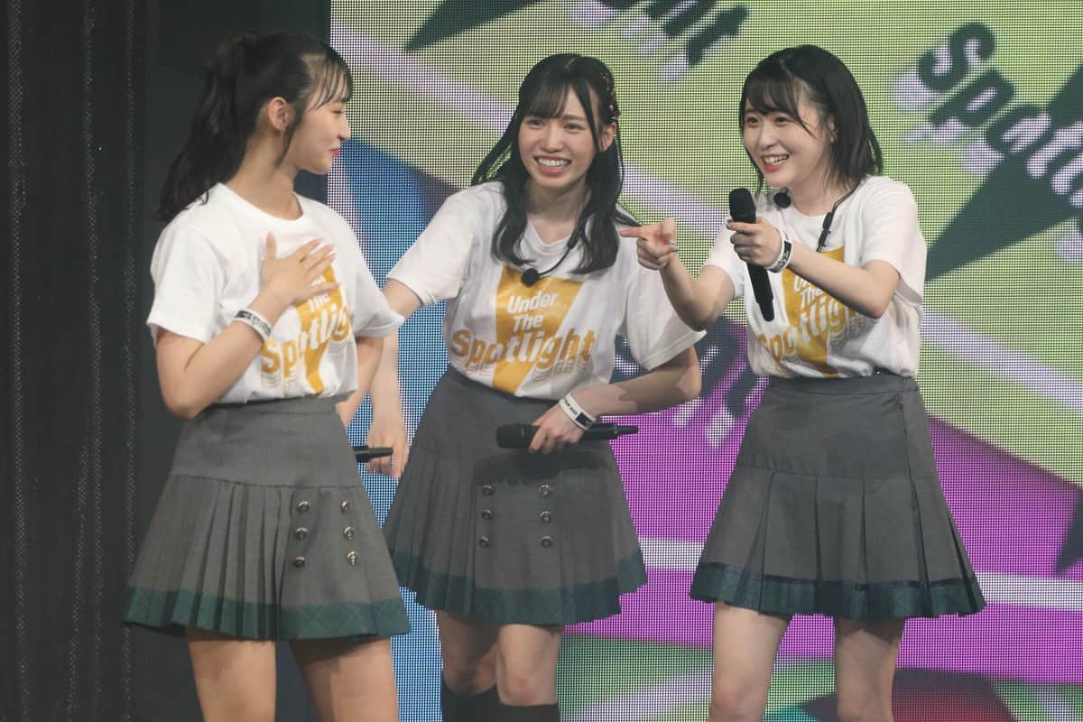 大阪出身の松本日向さん（左）にとって凱旋（がいせん）公演。卒業を6月27日に控えた松本さんにとっては最後のコンサートで、同期の運上弘菜さん（中央）は涙が止まらない様子。右側は市村愛里さん