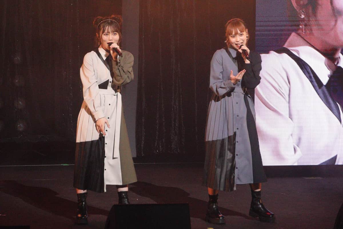 他のアーティストの楽曲をカバーするコーナーも。写真は「点描の唄」を披露する秋吉優花さん（左）と豊永阿紀さん（右）