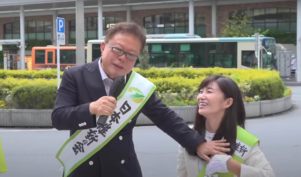 猪瀬氏は胸の辺りに手を当てていた（大阪維新の会のユーチューブ公式チャンネル投稿動画から）