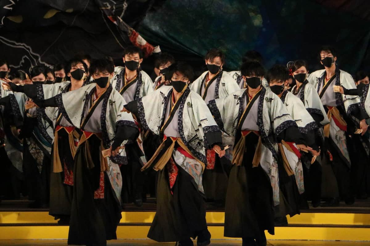 男性は、北海道を代表する鳥・大鷲の目をイメージした目頭の切開メイクを施した