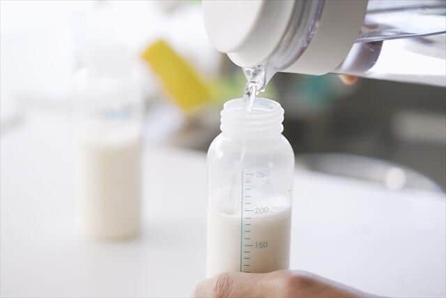 粉ミルク「ぬるま湯」調乳なぜ危険？　海外では食中毒の例も...70度以上の徹底を