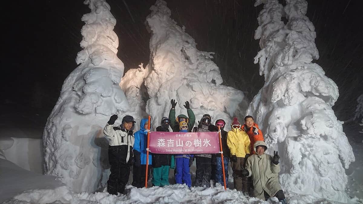 樹氷の見学（写真　秋田県提供）