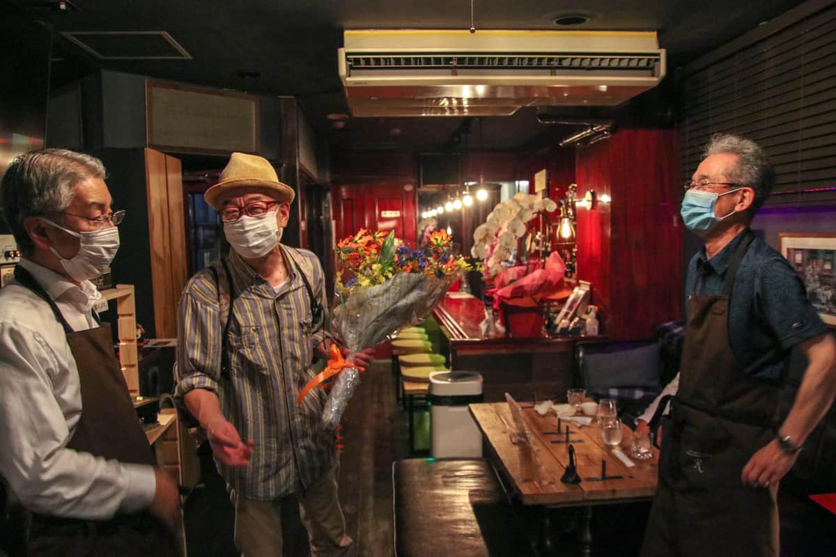 花束を受け取ったシャルマンの石岡オーナー