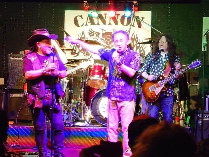 ライブハウスであいさつする玉城氏（写真は、たんかん＠tankanchanさん提供）