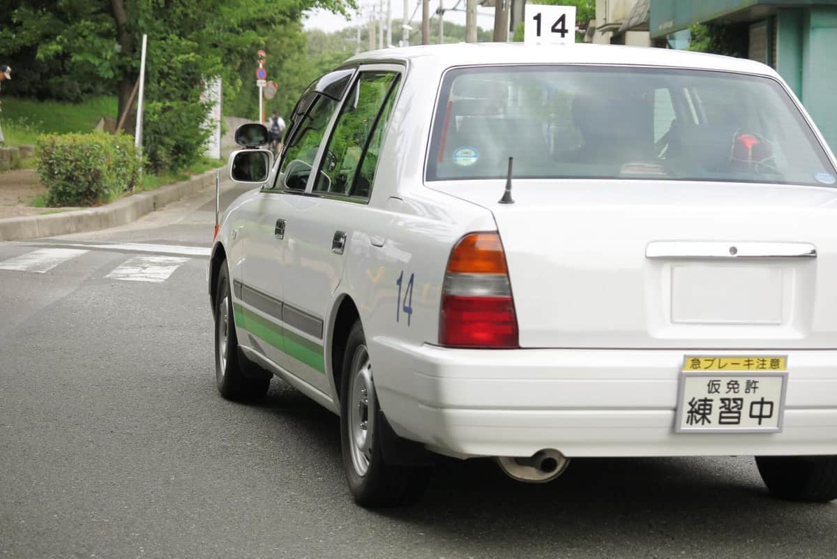 自動車学校の教官は厳しくあるべき？　教習所めぐる議論に見た「認識の違い」とは