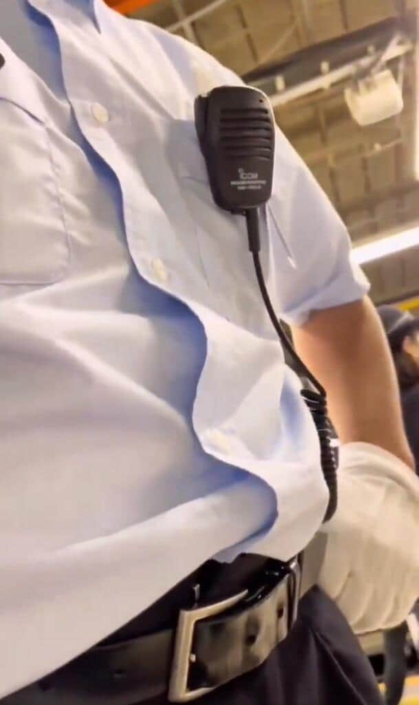 乗客男性に向き合う駅員（投稿された動画から）