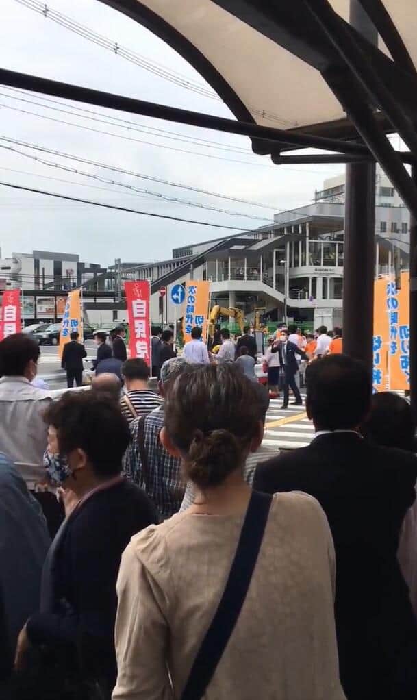 「救急車！救急車！」「撃ったの誰や」　安倍氏の銃撃現場は大混乱、動画や写真の投稿相次ぐ