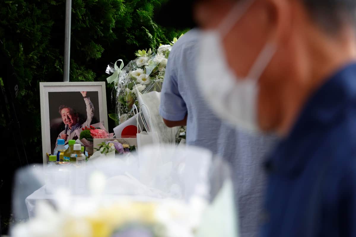 会見は安倍晋三氏の銃撃事件を受けて開かれた。写真は事件現場に寄せられた献花（写真：ZUMA Press/アフロ）