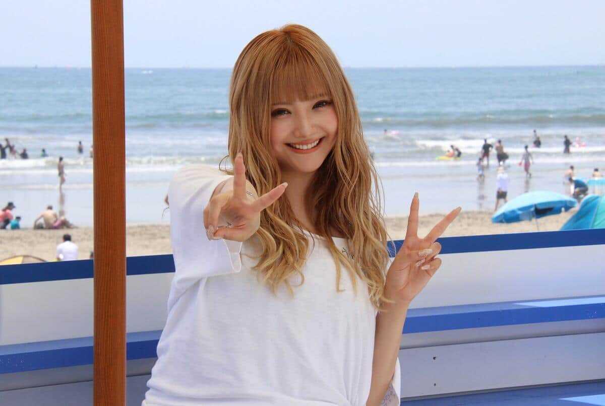 安斉かれん、海の家の一日店長に　ビールも堪能「もう、1杯飲ませてもらって...」