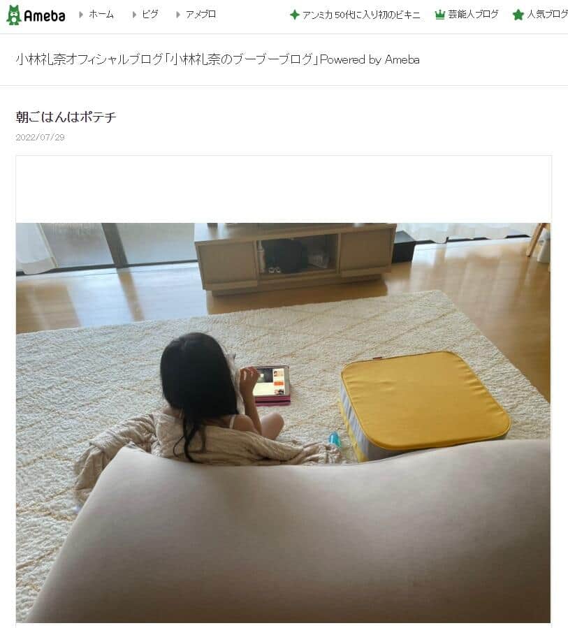 YouTubeを見ながらポテトチップスを食べる小林礼奈さんの娘。小林さんのブログより