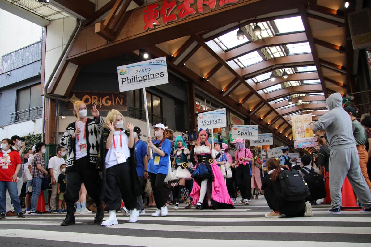 コスプレイヤーが街を練り歩いた