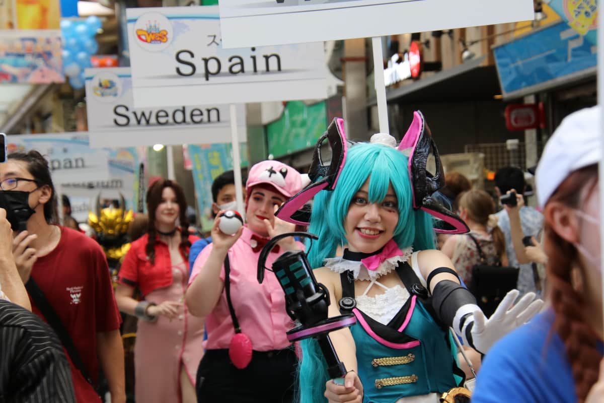 撮影に応じるコスプレイヤーたち