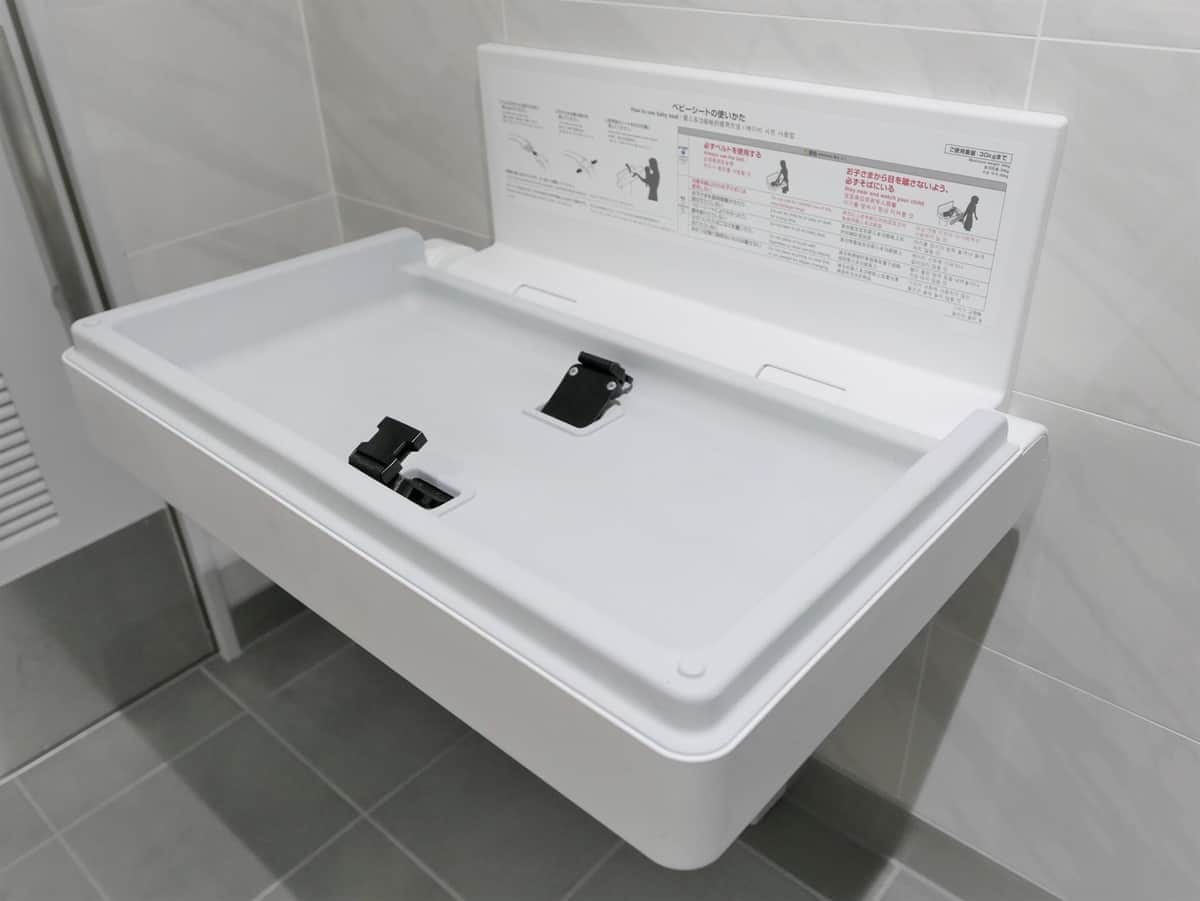 「男性用トイレにオムツ交換台を」訴えた2児の父　施設も「拡充に努める」が...識者が考える課題