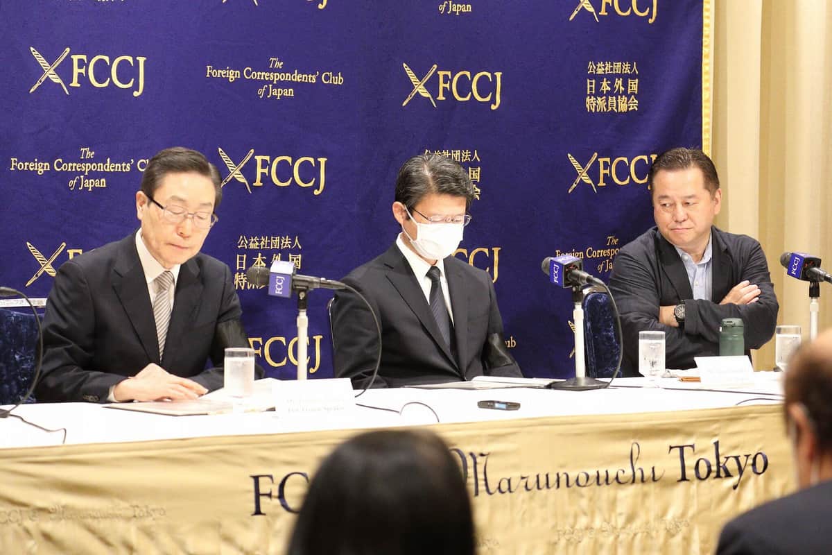 世界平和統一家庭連合（旧統一教会）の田中富広会長（写真左）は司会の神保哲生氏（写真右）の3回にわたる注意を振り切って話し続けた。中央は教団の山田達也法務局長