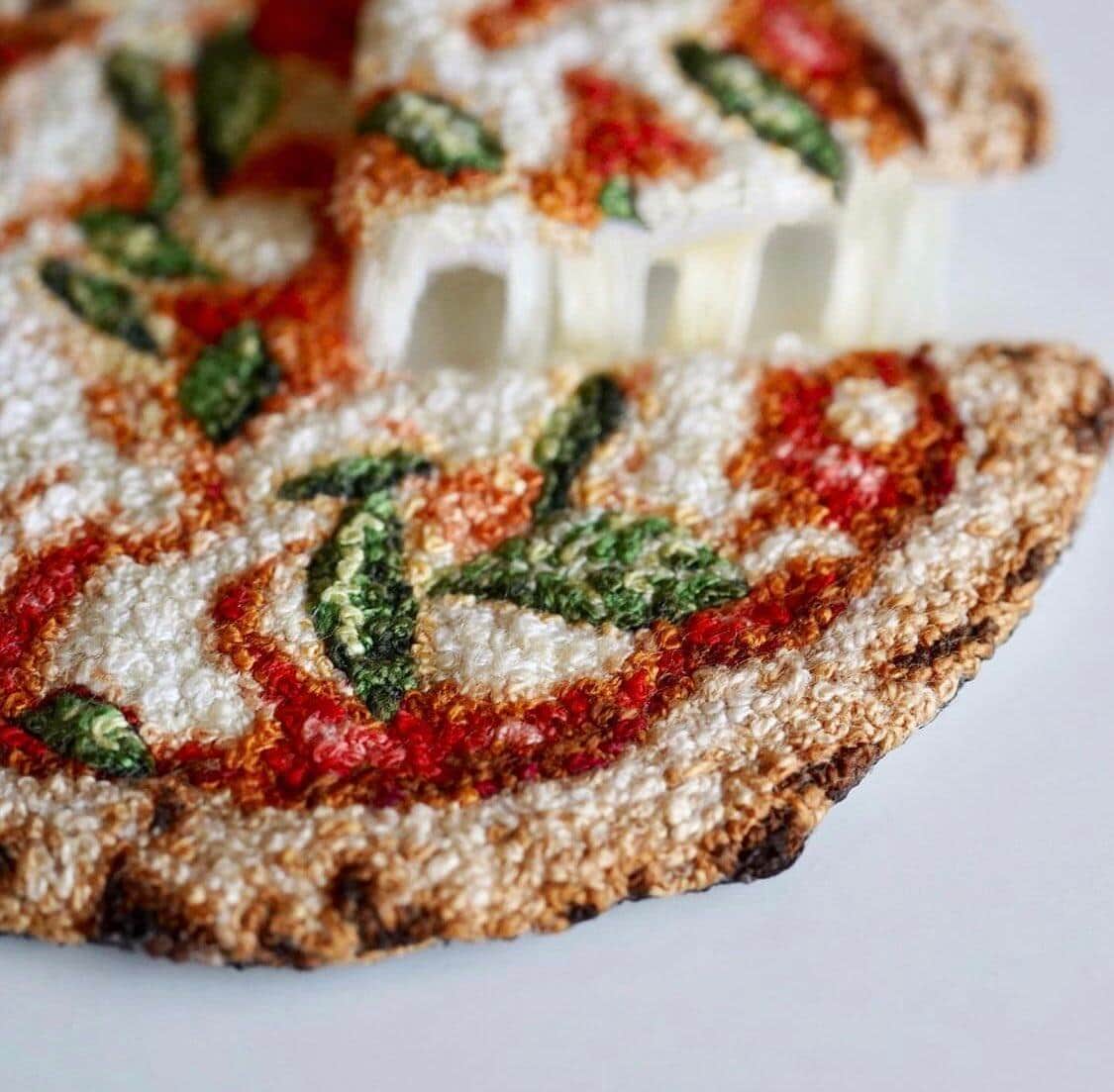 振り子で「チーズの伸び」再現！　精巧な「ピザ刺繍時計」が480万再生の反響「質感すごい」