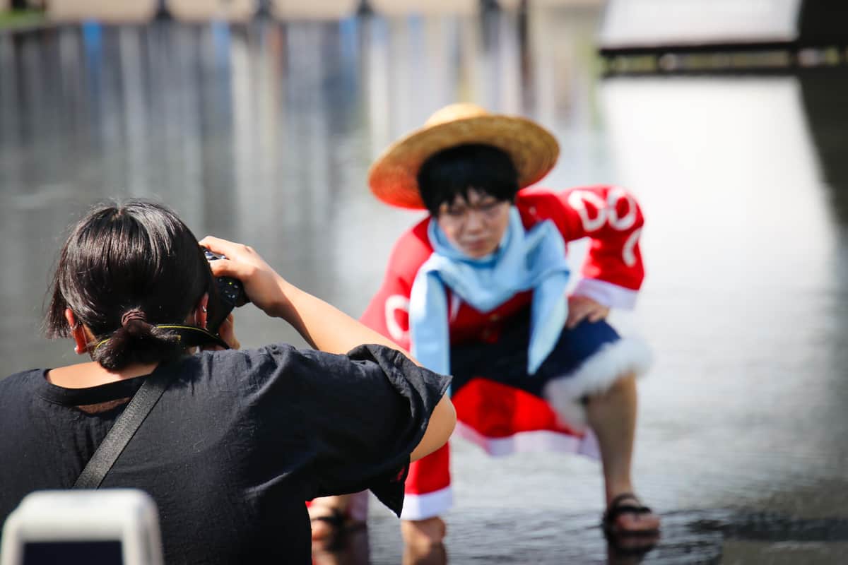 珍しいロケーションで撮影を楽しむコスプレイヤーSlowさん（@dayum98）たち