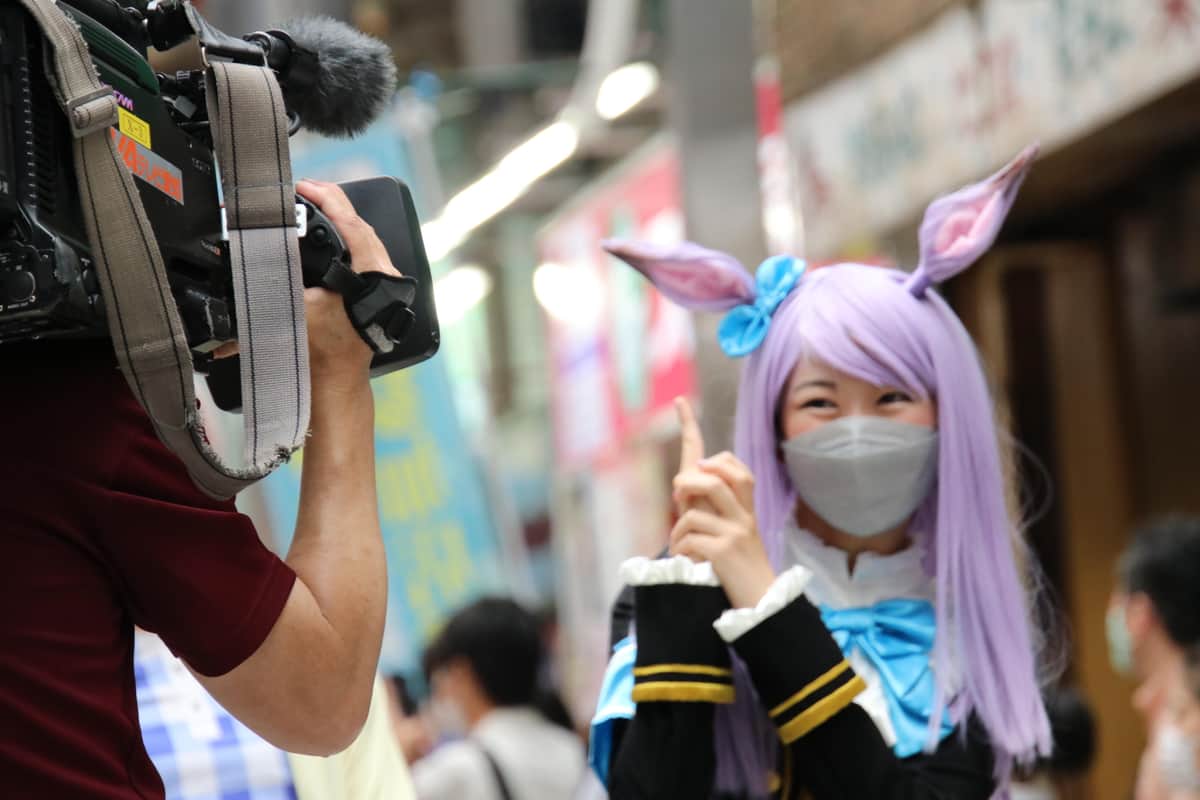 大須コスプレパレードで取材に応じるコスプレイヤー