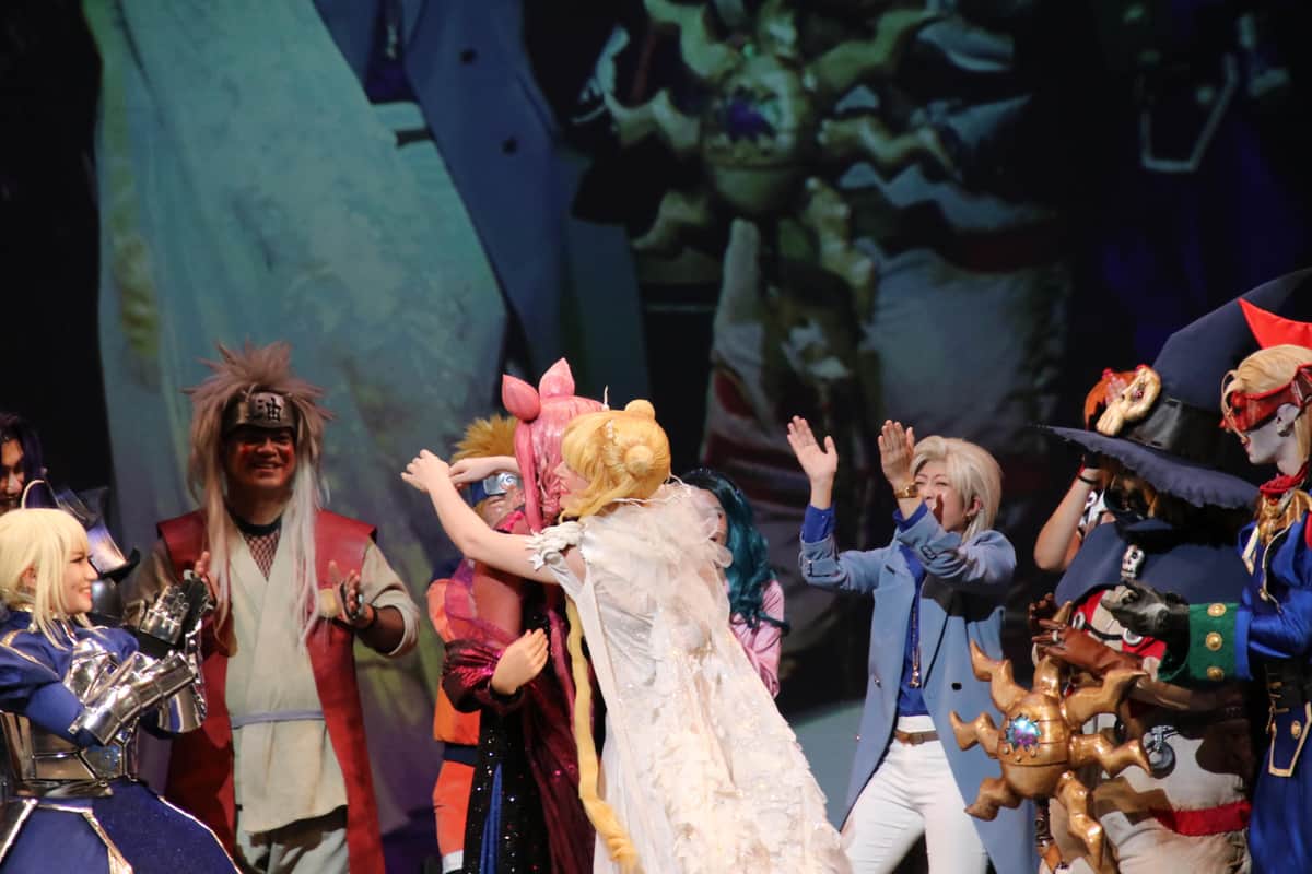 各国代表が優勝を祝福した