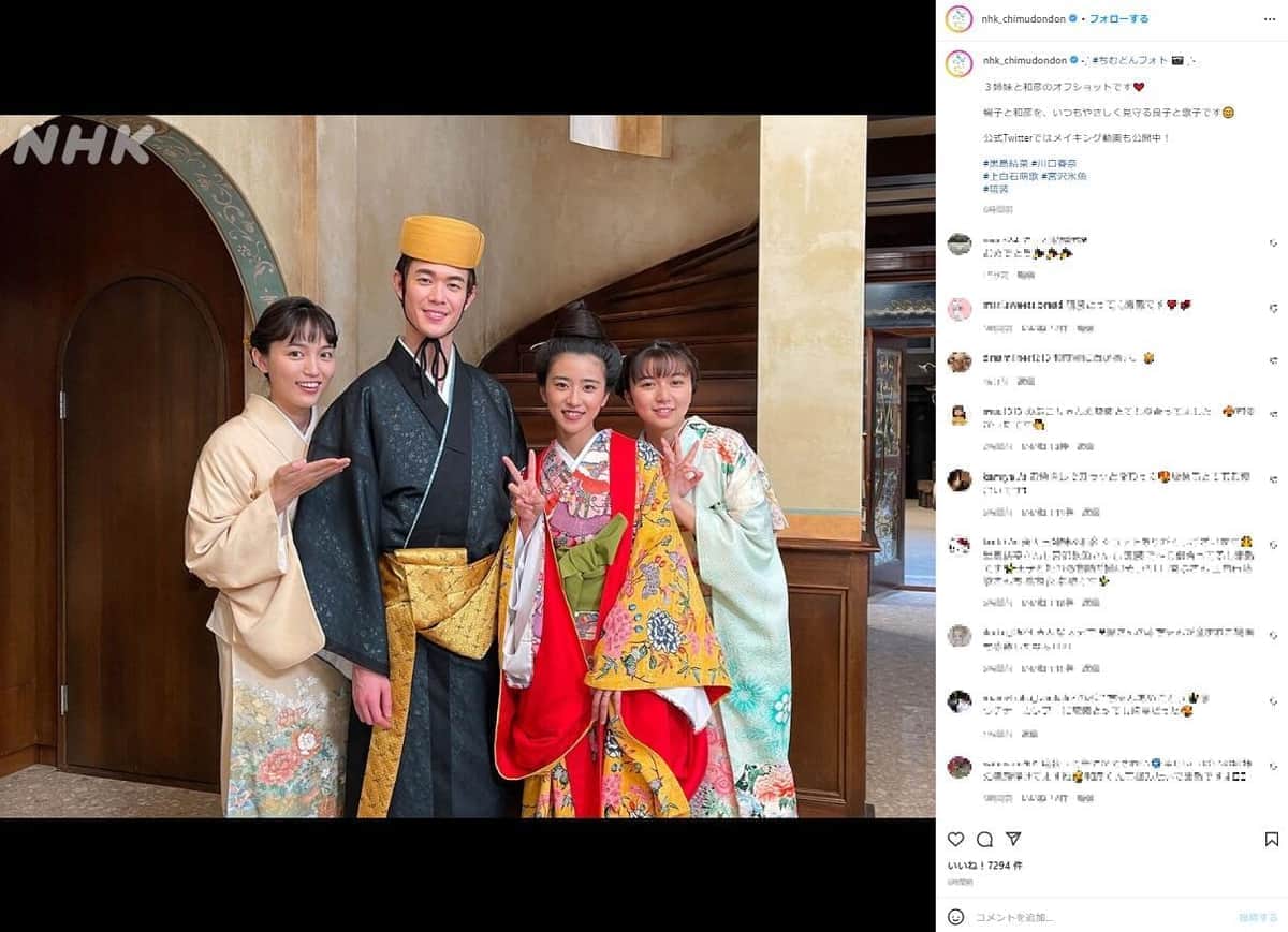 琉装の暢子（黒島結菜さん＝右から2人目）と和彦（宮沢氷魚さん＝左から2人目）、暢子の姉・良子（川口春奈さん＝左）と妹・歌子（上白石萌歌さん＝右）。NHK連続テレビ小説「ちむどんどん」のインスタグラム（nhk_chimudondon）より