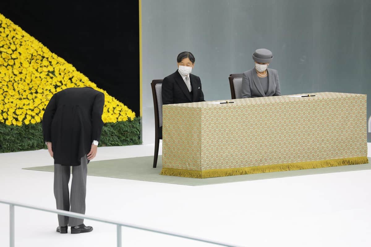 式辞を述べた後に天皇皇后両陛下に一礼する岸田文雄首相