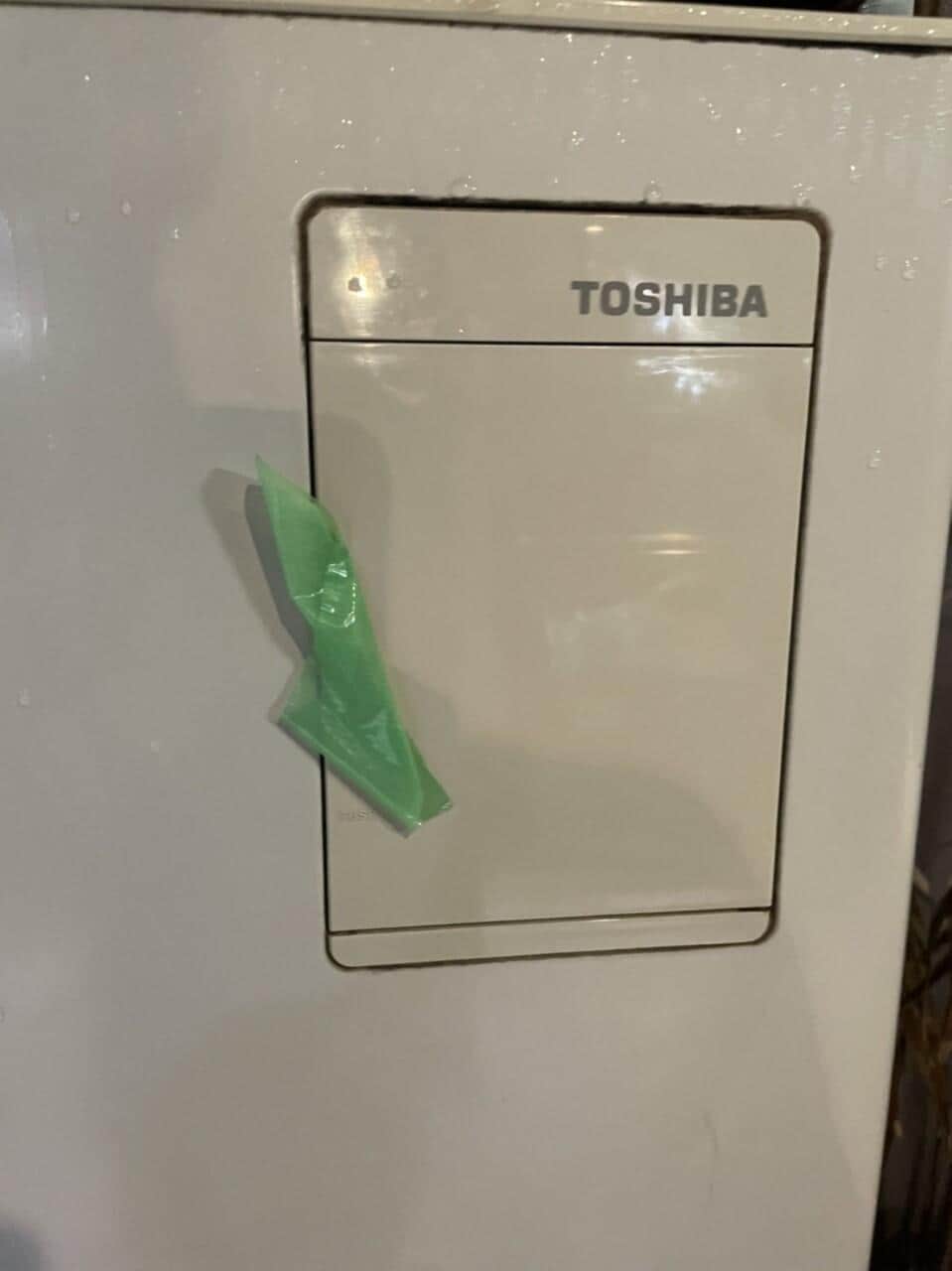 テープで対策されていたエアコン（写真提供：白輪剛史さん）