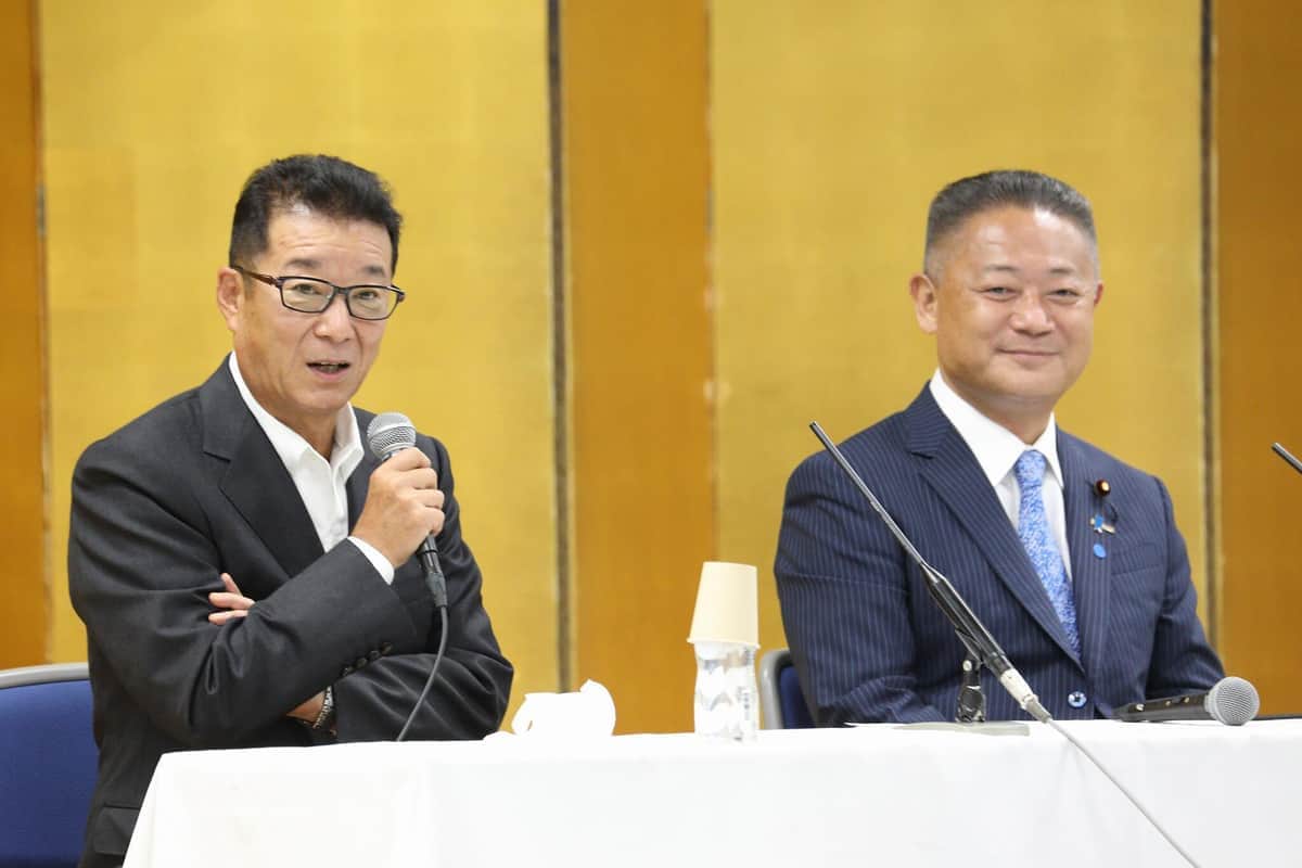 記者会見する日本維新の会の新旧代表
