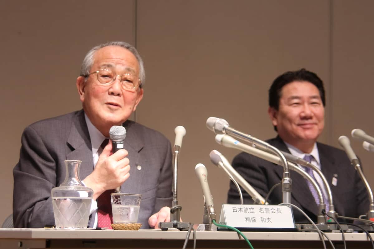 日本航空（JAL）の取締役退任会見で発言する稲盛和夫さん（左）。右側は植木義晴社長（当時）（13年3月撮影）