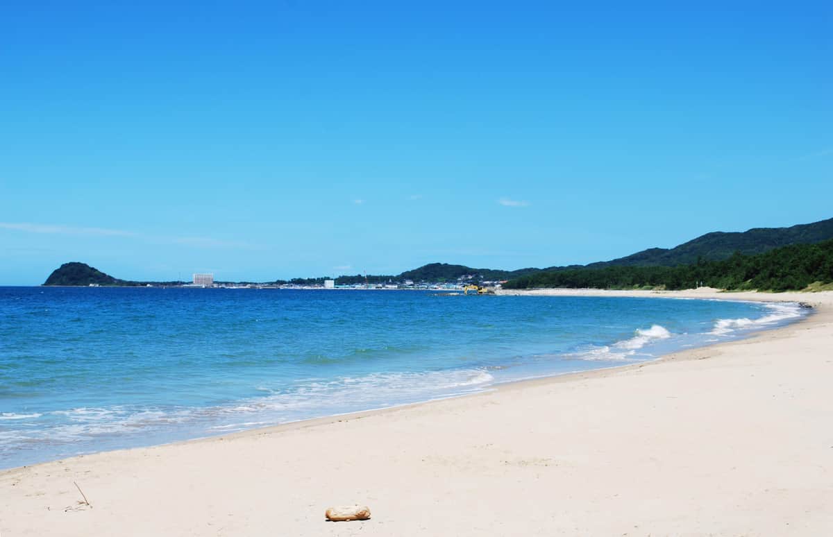 名所の砂浜に車侵入→満潮になり海中へ...　ネット驚きの水没事案、いったい何が？現地に詳細を聞いた