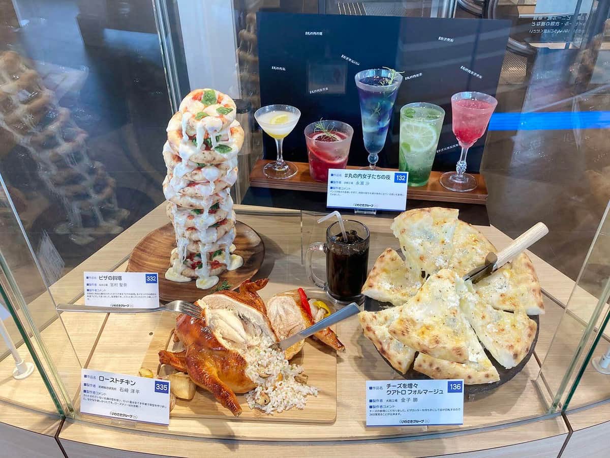 「ピサの斜塔」のように積み上げられたピザなど