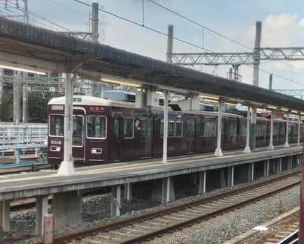 撮り鉄、駅の禁止区域侵入でパシャリ→見つかると逃走　緊急停車で遅延も発生...「転落すると命に関わる」阪急電鉄が警告