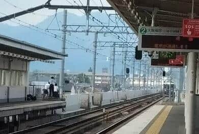 3人ぐらいが柵の外側に出て撮影（写真は、ほりかわまるたまち＠hori_go_r1さん提供）