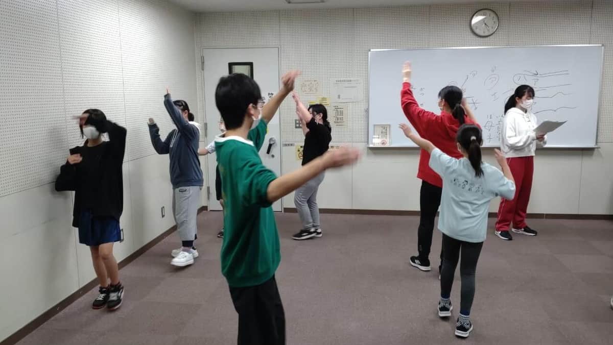 交野節の練習に励むメンバー