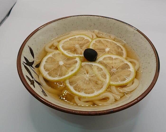 レモンうどん…社長が趣味で育てているレモンをのせたうどん。