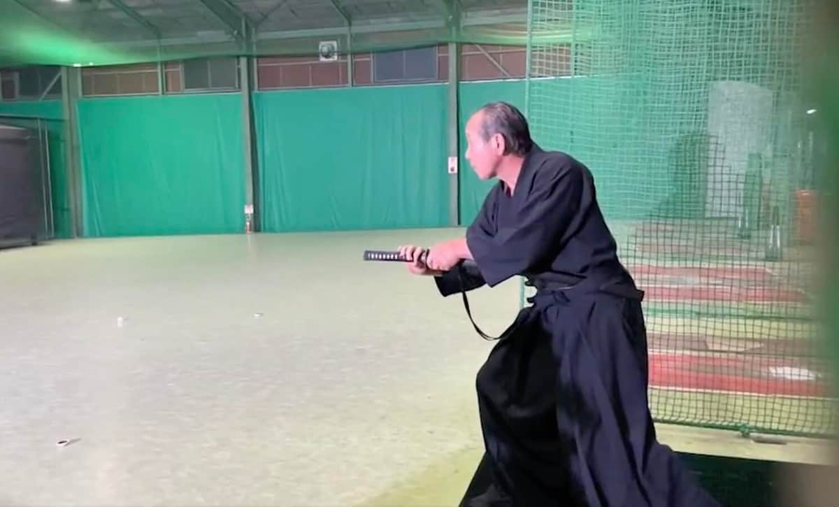 「凄すぎて唖然」「もはや神業」　居合斬りで160キロ豪速球真っ二つ...達人動画が900万再生の衝撃