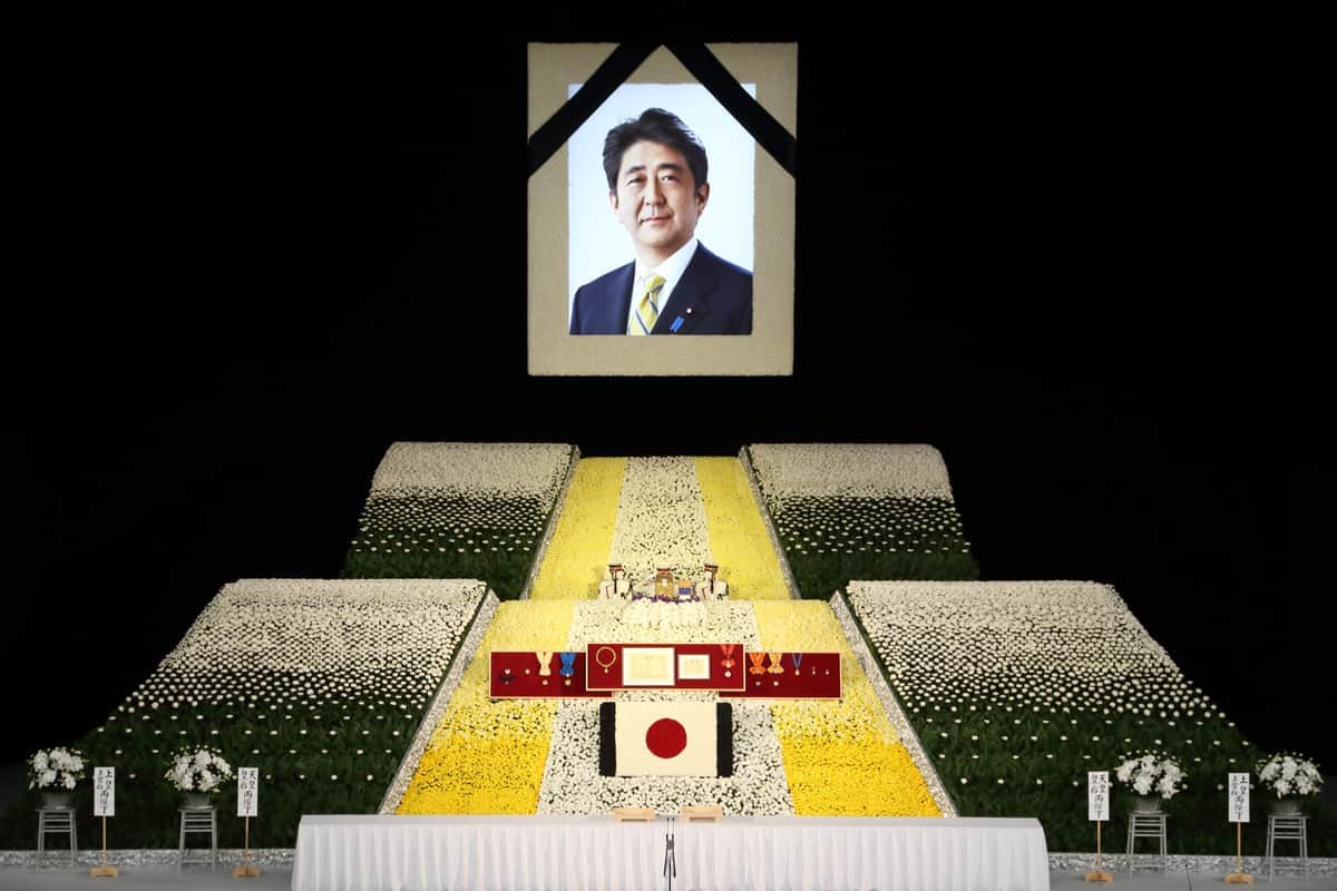 安倍元首相の顔写真めがけて「射的大会」　SNSで物議...「これが国葬反対派か」大田区議も苦言
