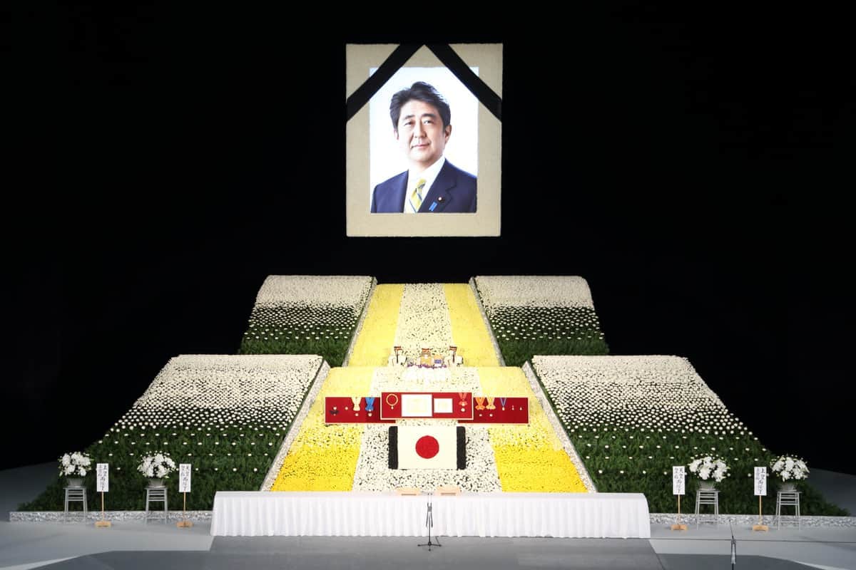 安倍氏国葬の祭壇写真が「まるでトリックアート」　正面と横、見比べると...SNS驚き「ハリボテだったのか！？」