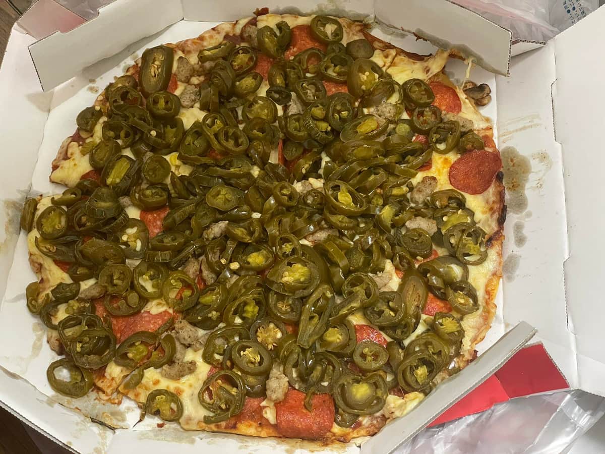 大量にハラピニオがトッピングされたピザ（投稿者提供）