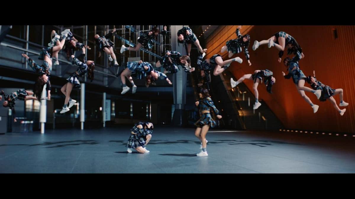 「絶対インスピレーション」MVでは、須田亜香里さん以外のメンバー全員が飛んでいってしまう（c）AEI
