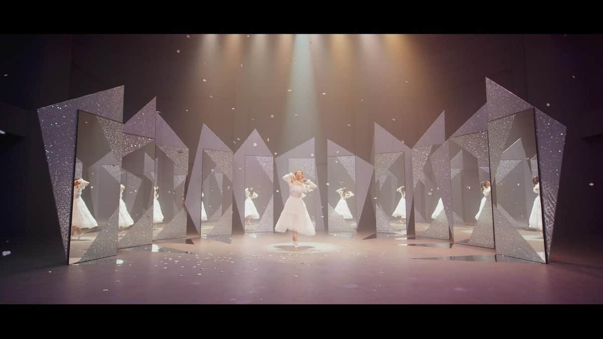 須田亜香里さんのソロ曲「私の歩き方」MVから。須田さんは「一歩一歩真摯にいろんなことに向き合いながら歩いていく」ことを大事にしてきたという（c）AEI