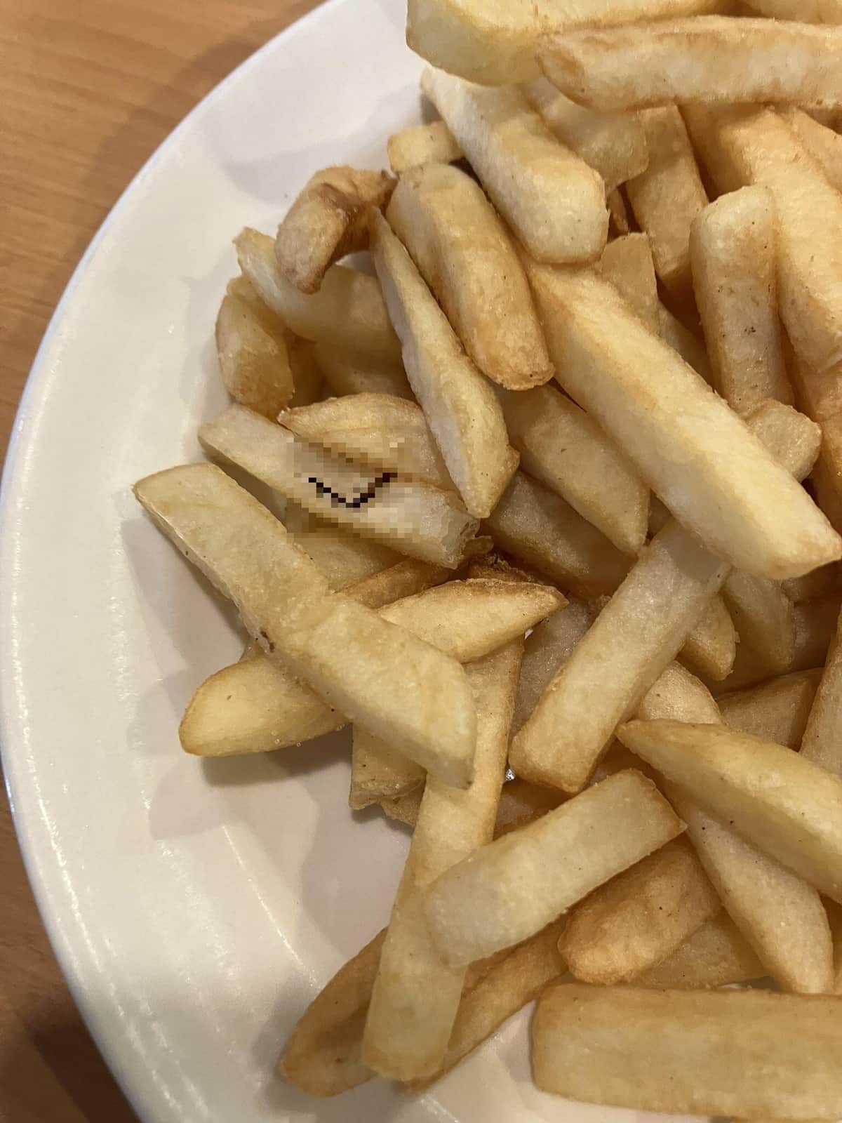 ポテトの中に虫の足のようなものが見える（ツイッターの投稿から。現在は削除。編集部でボカシ加工）