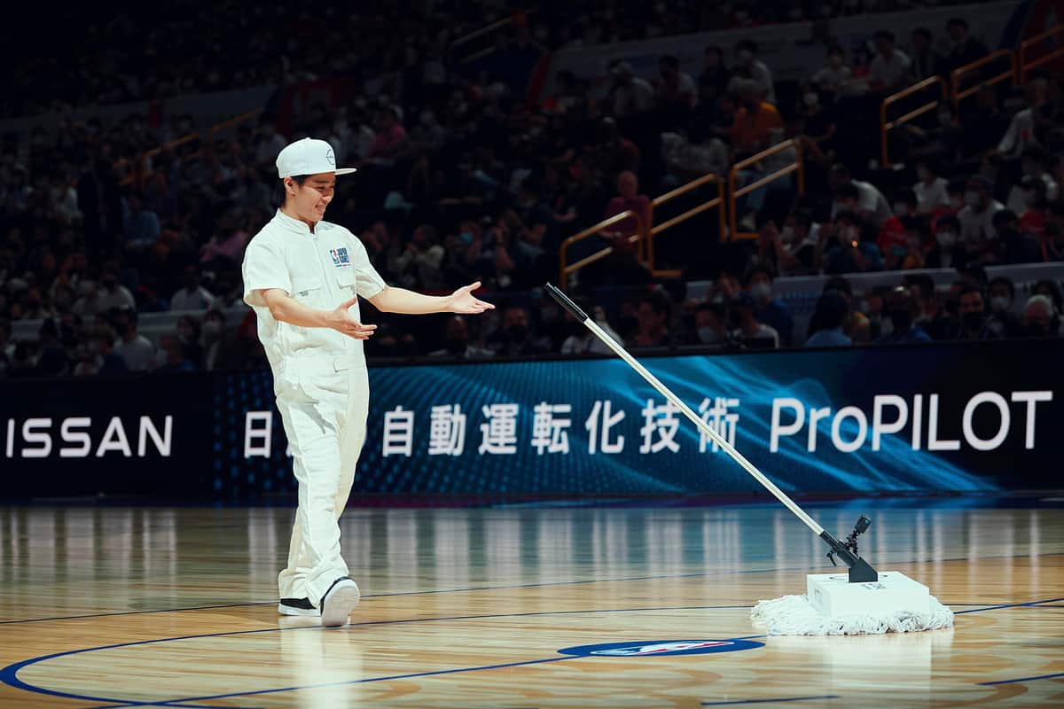 「まさかモップが...」バスケファン騒然　NBA日本開催に登場「自動モップ」、なぜ作った？日産に聞いた