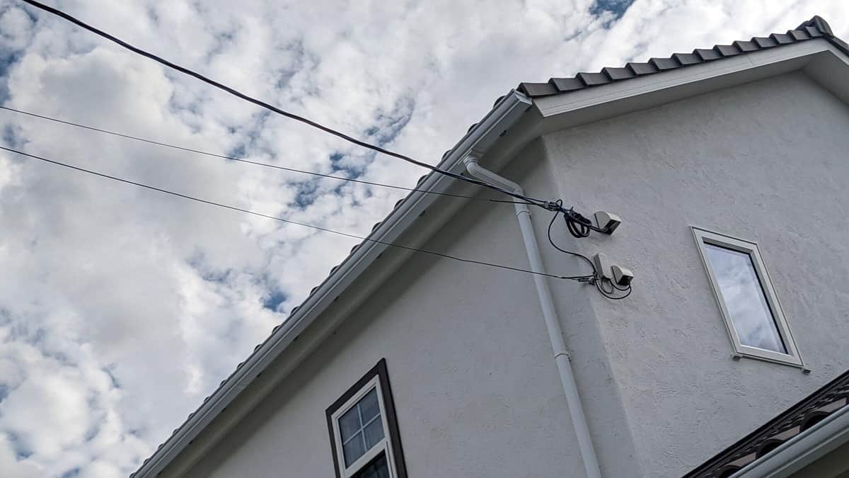 電線と光ケーブルが建物近くでほぼくっついていたという（写真は、てんてこ丸＠tenteko_maruさん提供）