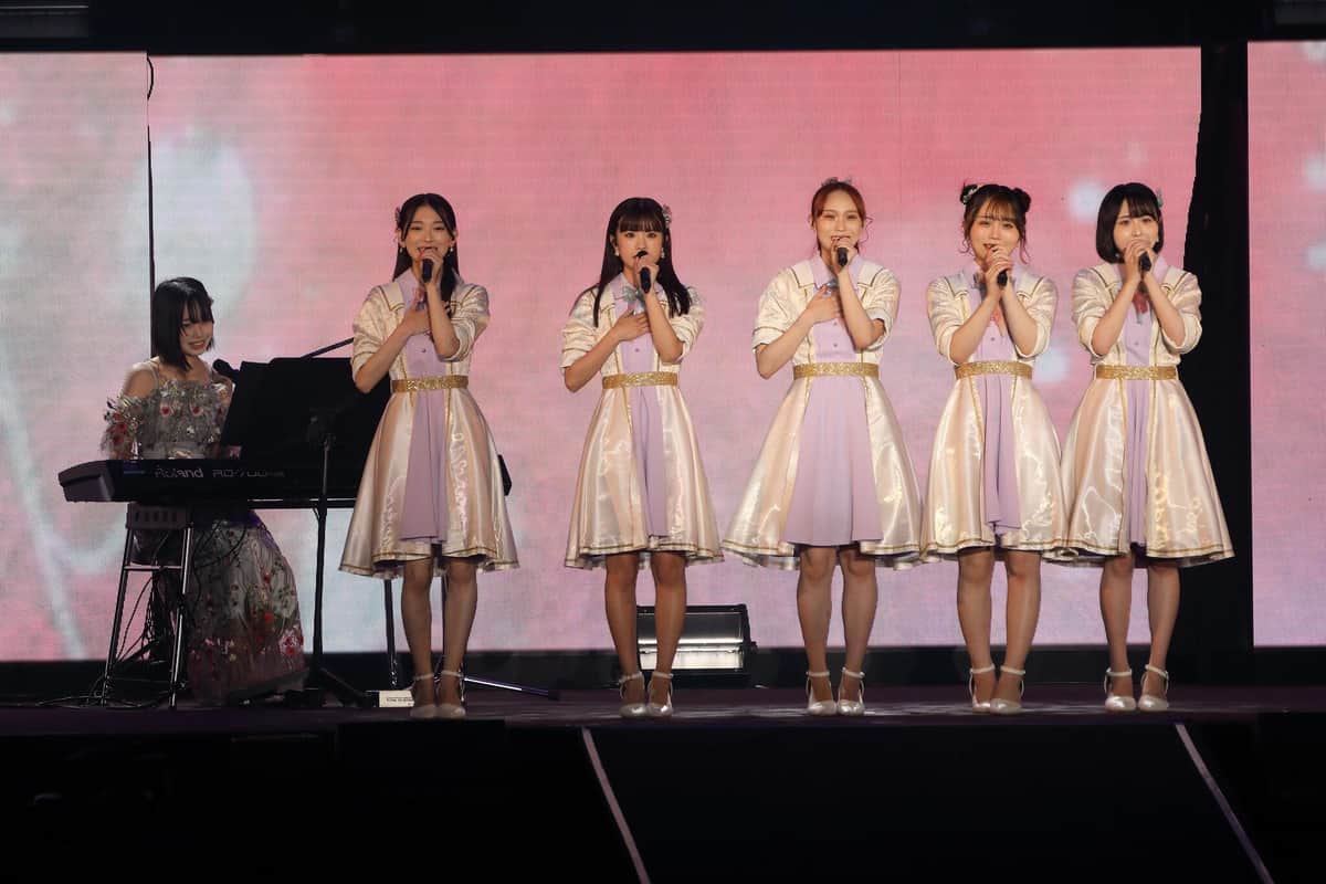 「恋の指先」の伴奏は6期生の梁瀬鈴雅 （やなせ・れいあ）さん（写真左）が担当。猛特訓の成果を披露した