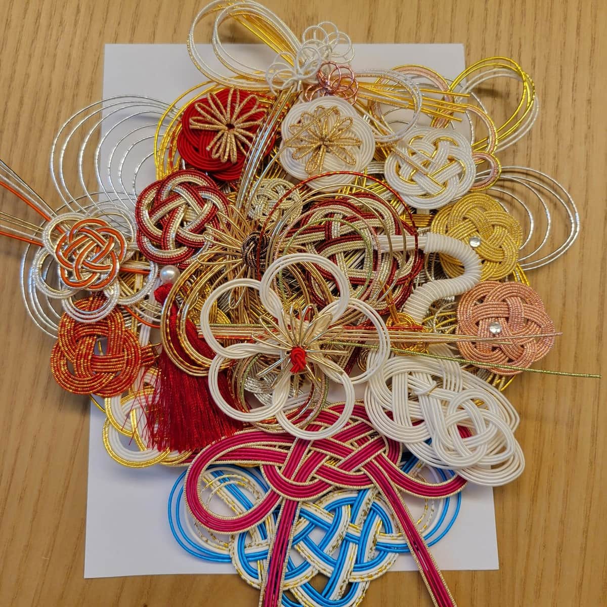 製作途中の写真。バランスを確認したときのもので完成品とは異なるデザインになっている