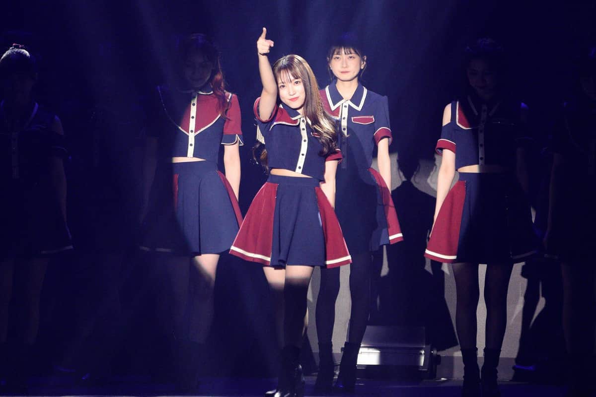 HKT48のコンサートでスポットライトを浴びる矢吹奈子さん。すぐ後ろは松岡はなさん