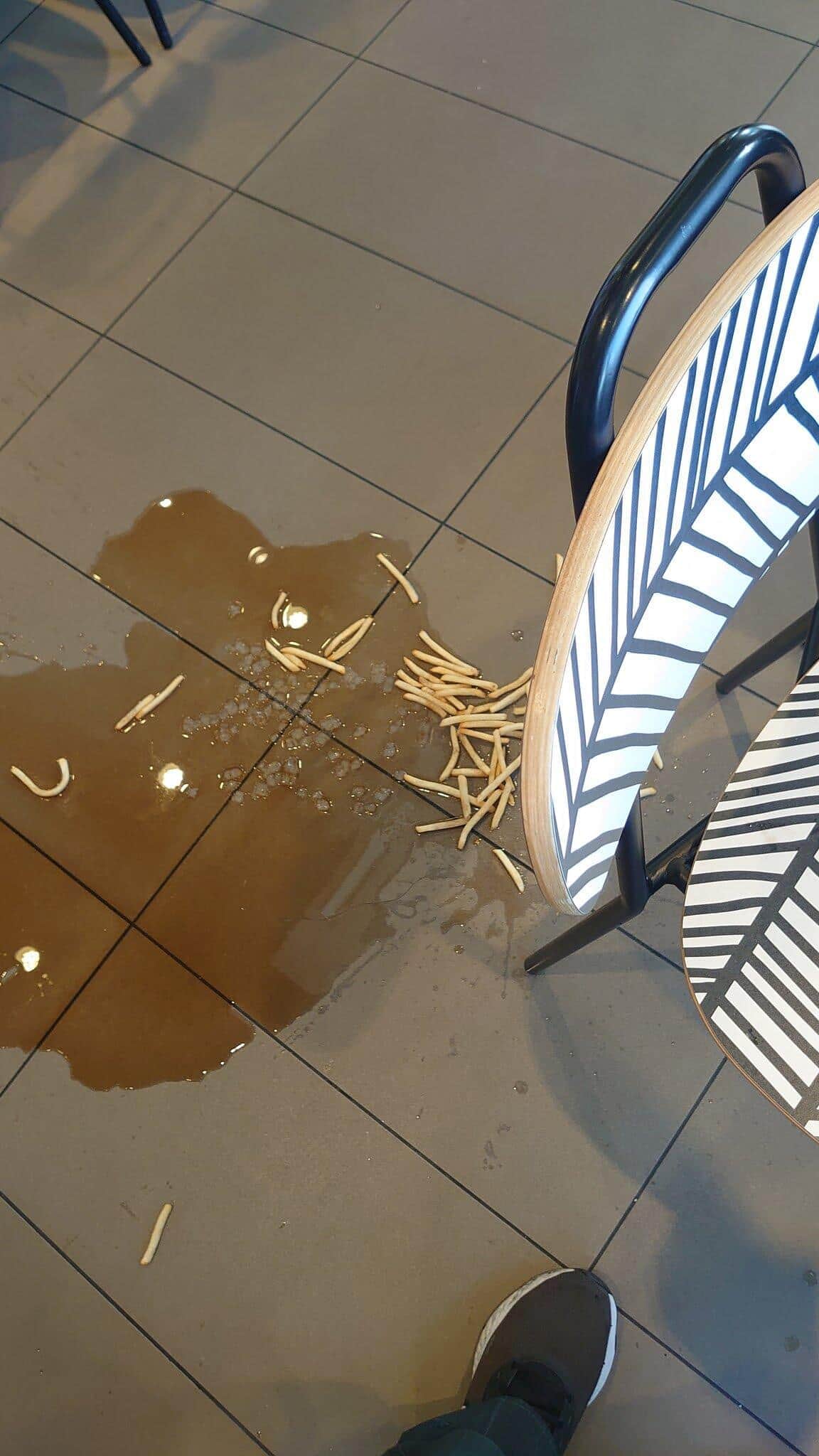 床に散乱したマックフライポテトとドリンク（@megahon_01さんご提供）