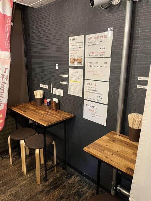 2人掛けのテーブル席（写真は、いっけんめ提供）