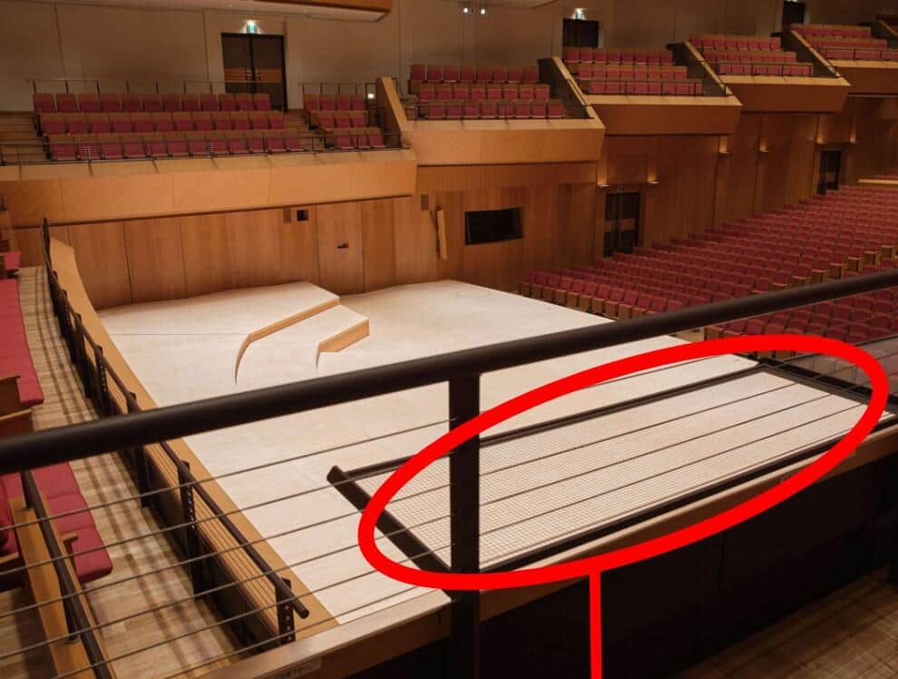 ステージが見えないと指摘された網棚（横浜市資料より）