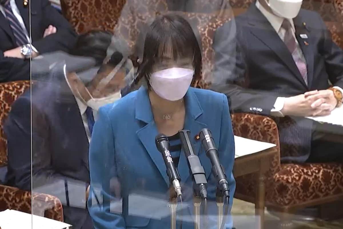 参院内閣委員会で答弁に立つ杉田水脈（みお）総務政務官。答弁拒否を連発した（写真は参院インターネット中継から）